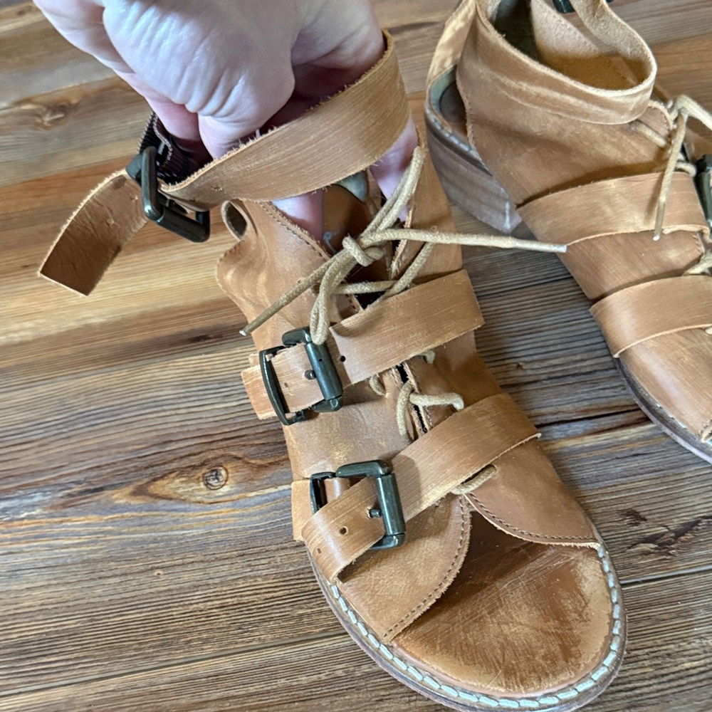 Stylish Tan Leather Sandals - Picture 2 of 4